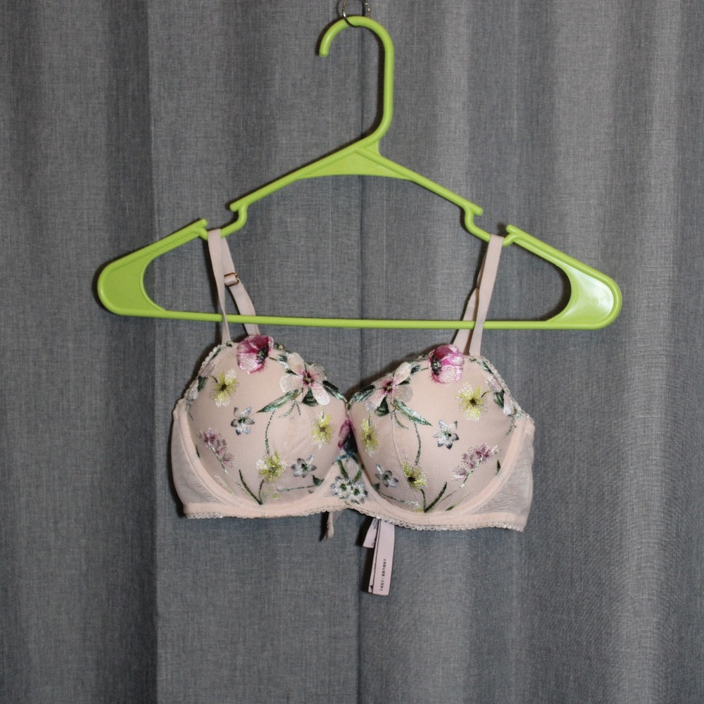 Victoria’s Secret Dream Angels Demi Floral Embroidered Bra